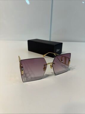 Gently used women’s Dior 30Montaigne
Purple-to-Pink Frameless Square Sunglasses